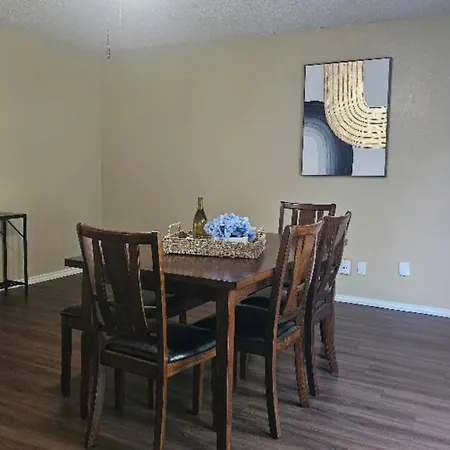 Cozy Four Bedroom Residence In Converse